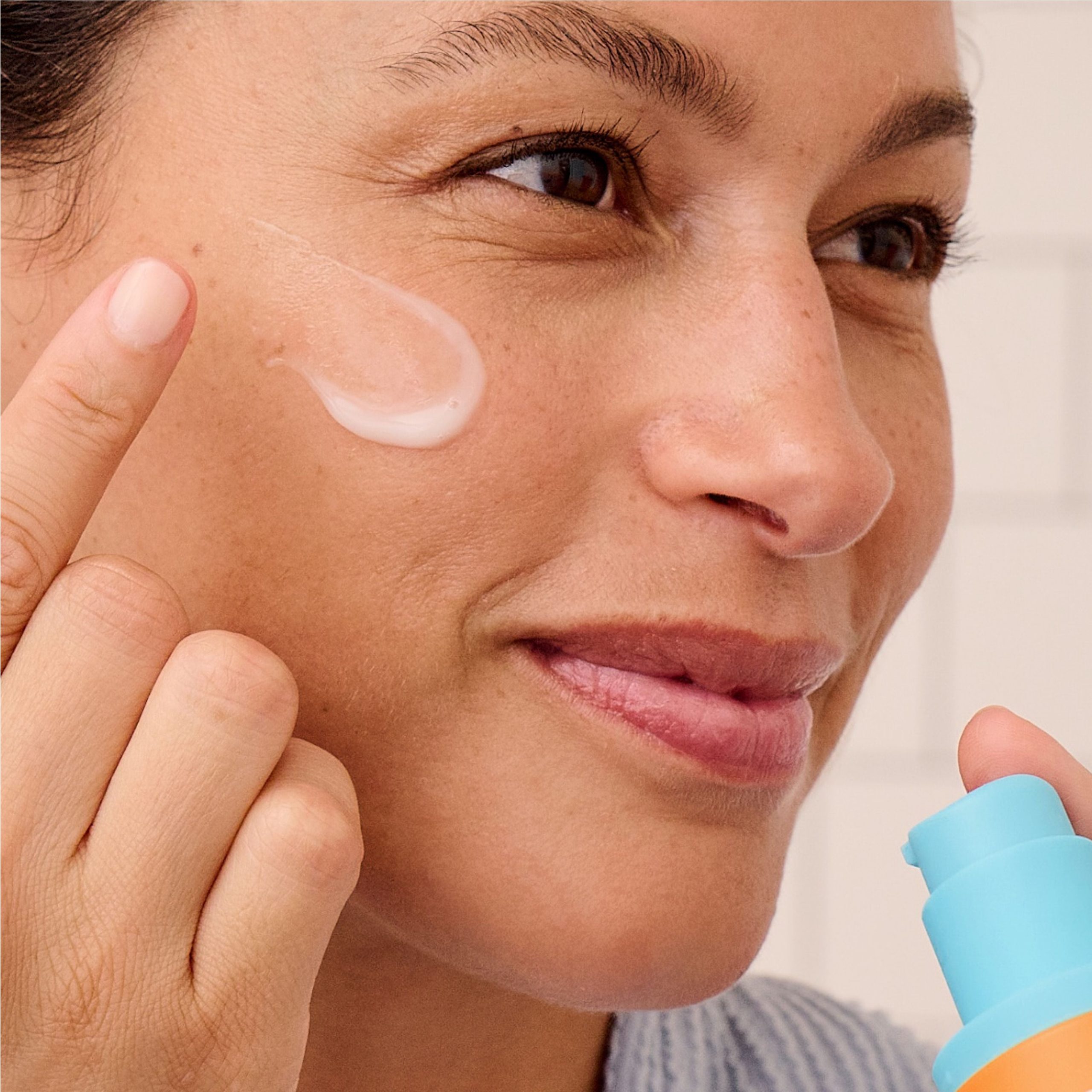 Bright Idea Brightening Vitamin C Serum - Image 5